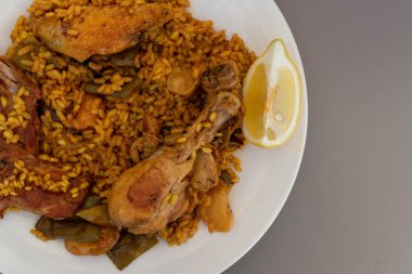 Tavuk, tavşan ve sebzeli Valencia paella 'sı.