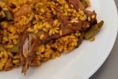 Tavuk, tavşan ve sebzeli Valencia paella 'sı.