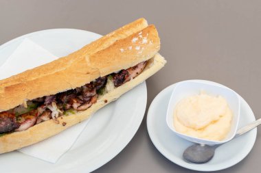 Taze kalamar dolu bir sandviç.