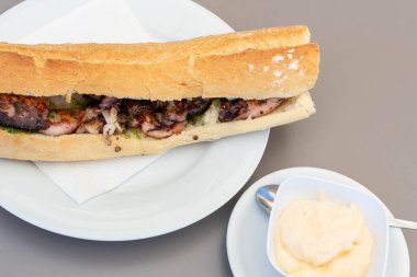 Taze kalamar dolu bir sandviç.