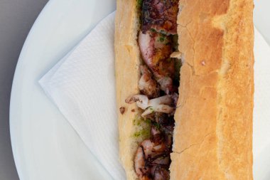 Taze kalamar dolu bir sandviç.