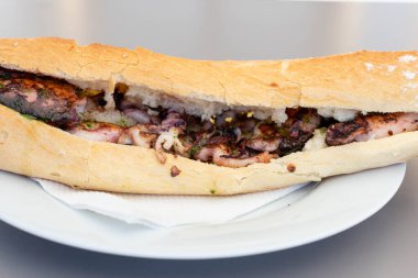 Taze kalamar dolu bir sandviç.