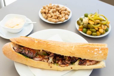 Taze kalamar dolu bir sandviç.