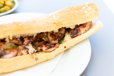 Taze kalamar dolu bir sandviç.