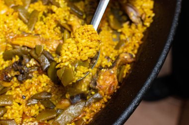 Tavuk, tavşan ve sebzeli Valencia paella 'sı.