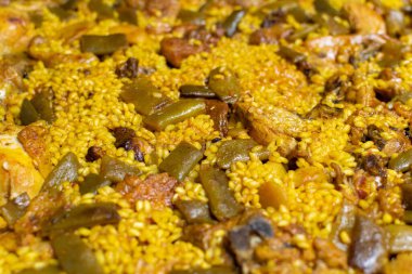 Tavuk, tavşan ve sebzeli Valencia paella 'sı.