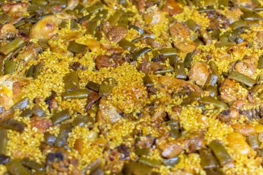 Tavuk, tavşan ve sebzeli Valencia paella 'sı.