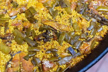 Tavuk, tavşan ve sebzeli Valencia paella 'sı.