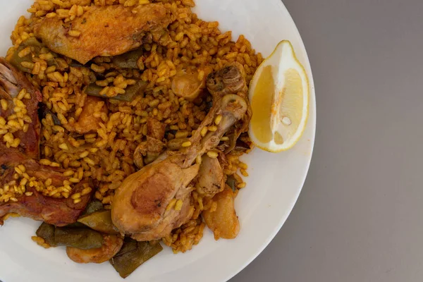 Tavuk, tavşan ve sebzeli Valencia paella 'sı.