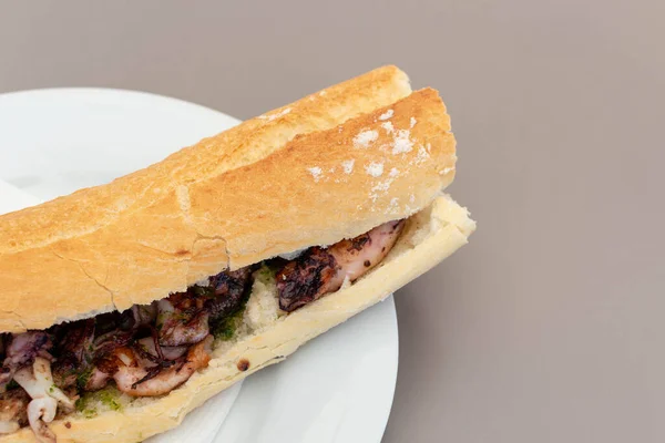 Panino Ripieno Calamari Grigliati Freschi — Foto Stock