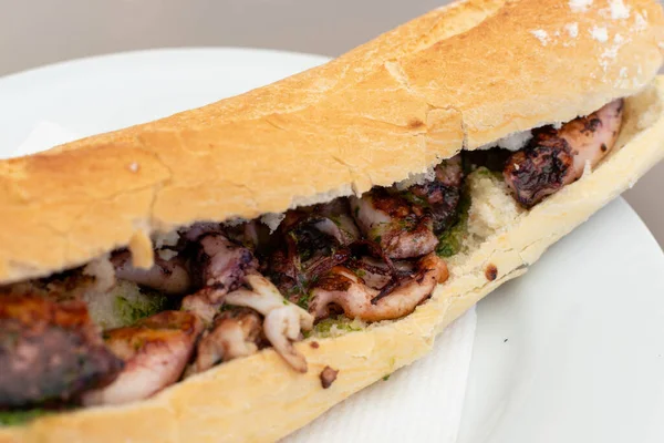 Сэндвич Свежим Кальмаром — стоковое фото