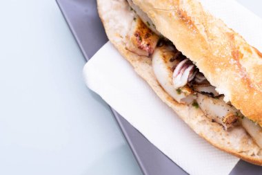 sarımsak ve maydanoz soslu baget sandviç.