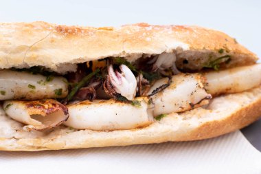 sarımsak ve maydanoz soslu baget sandviç.