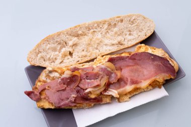 Omletli kızarmış jambon ekmekli sandviç açıldı.