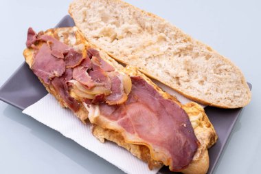 Omletli kızarmış jambon ekmekli sandviç açıldı.