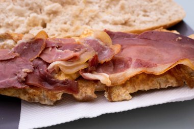 Omletli kızarmış jambon ekmekli sandviç açıldı.