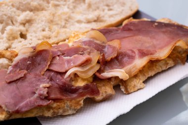 Omletli kızarmış jambon ekmekli sandviç açıldı.