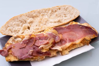 Omletli kızarmış jambon ekmekli sandviç açıldı.