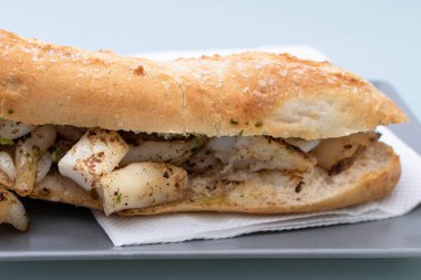 sarımsak ve maydanoz soslu baget sandviç.