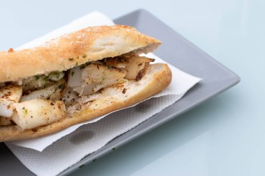 sarımsak ve maydanoz soslu baget sandviç.