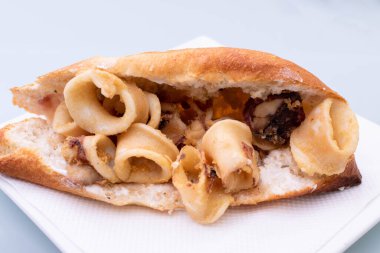 Kızarmış kalamar baget sandviçi.