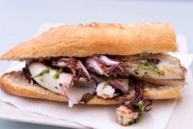 sarımsak ve maydanoz soslu baget sandviç.