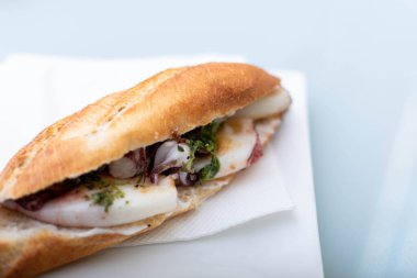 sarımsak ve maydanoz soslu baget sandviç.