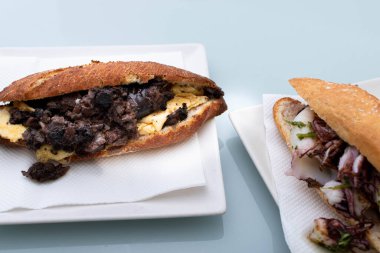 Omletli et ve kalamarlı sandviç.