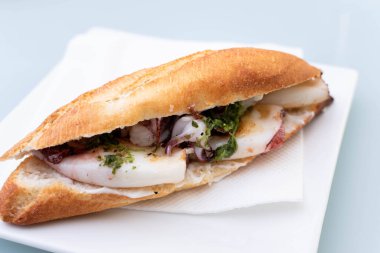 sarımsak ve maydanoz soslu baget sandviç.