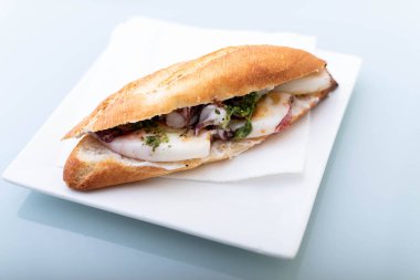 sarımsak ve maydanoz soslu baget sandviç.