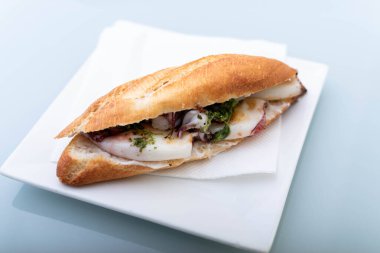 sarımsak ve maydanoz soslu baget sandviç.