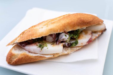 sarımsak ve maydanoz soslu baget sandviç.