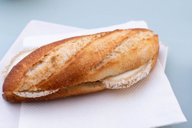 Keçi peynirli baget sandviç ve kızarmış ekmek.