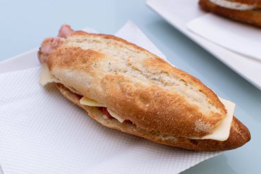 Domuz pastırmalı ve peynirli sandviç ekmeği.