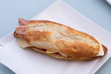 Domuz pastırmalı ve peynirli sandviç ekmeği.