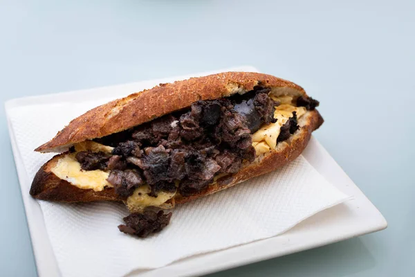 Omlet ile pişirilmiş et ve kızarmış baget sandviç.