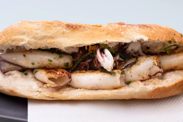 sarımsak ve maydanoz soslu baget sandviç.