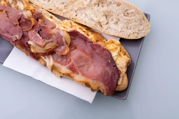 Presunto Frito Com Omelete Baguette Sanduíche Aberto — Fotografia de Stock