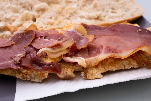 Omletli kızarmış jambon ekmekli sandviç açıldı.