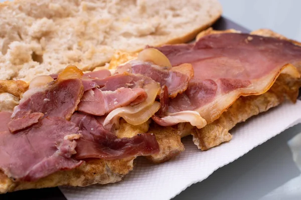 Omletli kızarmış jambon ekmekli sandviç açıldı.