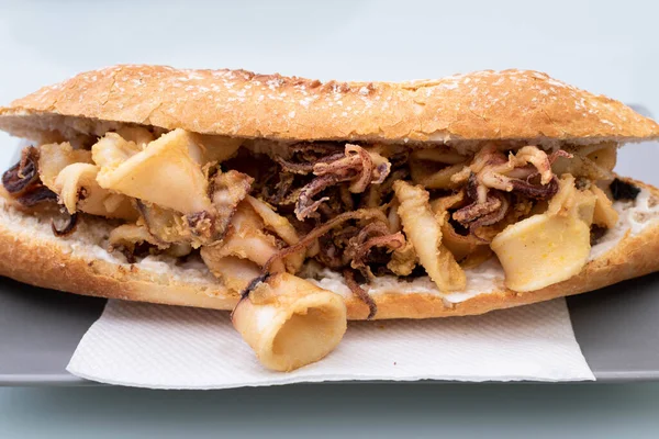 Kızarmış kalamar baget sandviçi.