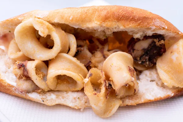 Kızarmış kalamar baget sandviçi.