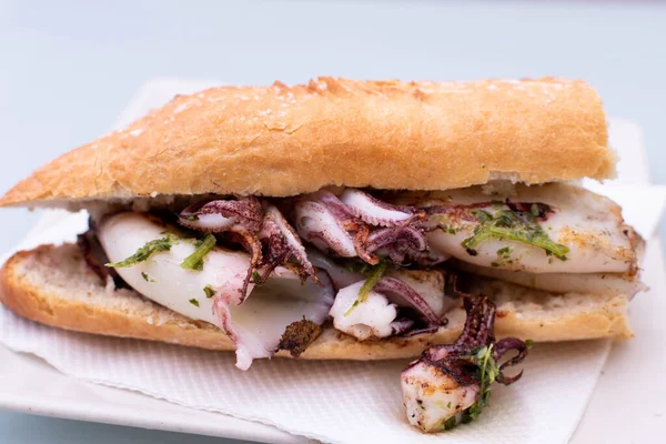 sarımsak ve maydanoz soslu baget sandviç.