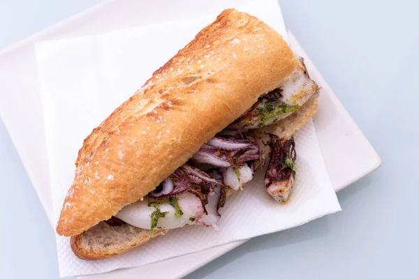 sarımsak ve maydanoz soslu baget sandviç.