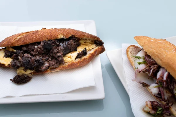 Omletli et ve kalamarlı sandviç.