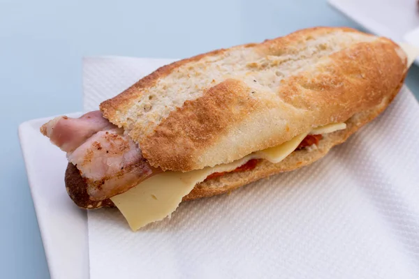Bacon Queijo Baguete Sanduíche Prato — Fotografia de Stock