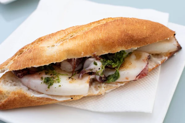 sarımsak ve maydanoz soslu baget sandviç.