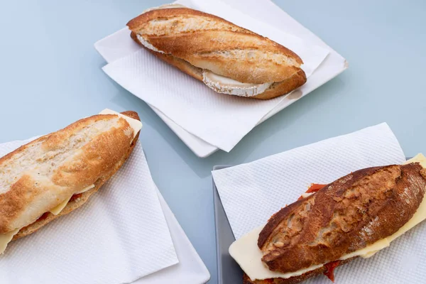 Yukarıdan üç lezzetli İspanyol ekmeği.