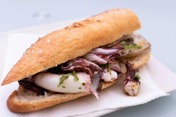 Sandwich Baguette Calmar Avec Sauce Ail Persil Images De Stock Libres De Droits
