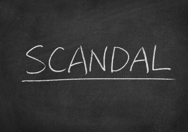 skandal kavramı kelime yazı tahtası arka plan üzerinde